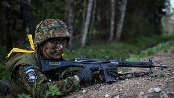 Естонски војник на вежбама у шуми - Sputnik Србија