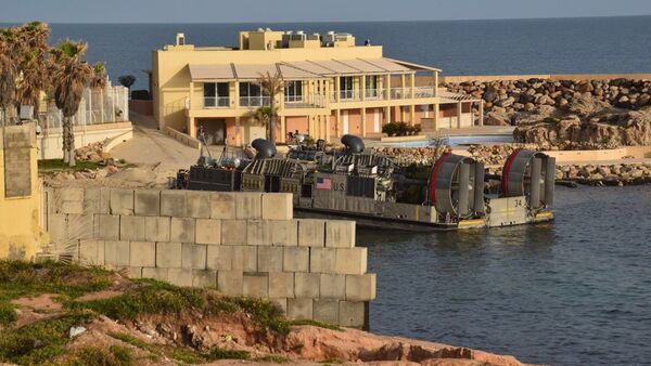 Амерички војни амфибијски чамац евакуише се из Џанзура, западно од Триполија, у Либији. Сједињене Америчке Државе привремено су повукле своје трупе из Либије због ескалације безбедносне ситуације у овој земљи. - Sputnik Србија