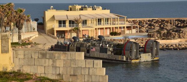 Амерички војни амфибијски чамац евакуише се из Џанзура, западно од Триполија, у Либији. Сједињене Америчке Државе привремено су повукле своје трупе из Либије због ескалације безбедносне ситуације у овој земљи. - Sputnik Србија