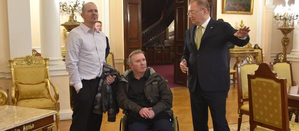 Амбасадор Русије у Великој Британији Александар Јаковенко (десно) са жртвом тровања у Ејмсберију, Британцем Чарлсом Роулијем (лево) и његовим братом Метјуом у амбасади Русије у Лондону - Sputnik Србија