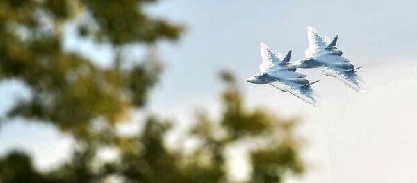 Višenamenski lovci Su-57 na demontracionom letu u okviru aero-mitinga Armija 2018 na aerodromu Kubinka - Sputnik Srbija