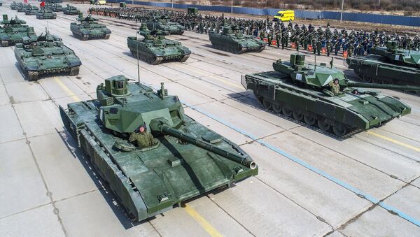 Тенкови Т-14 Армата и борбена возила за подршку Терминатор на проби Параде победе на полигону Алабино - Sputnik Србија