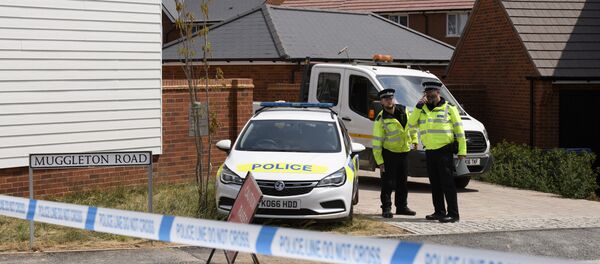 Полицајци испред куће жртава тровања у Ејмсберију Полицајци испред куће жртава тровања у Ејмсберију - Sputnik Србија