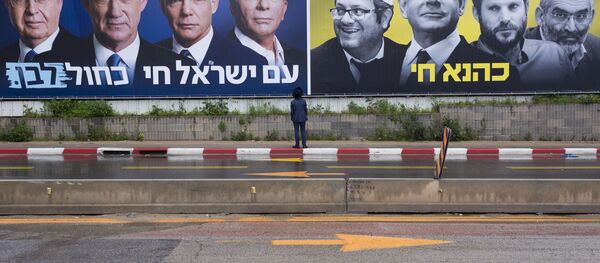Predizborni bilbord na kojima su prikazani lideri Plavo-bele partije: Moše Jalon, Beni Ganc, Jair Lapid i Gabi Aškenazi, pored bilborda sa likom aktuelnog premijera Benjamina Netanijahua i lidera ekstremne desnice Itamara Ben Gvira, Bezalela Smotriča i Majkla Ben Arija u Izraelu. Predizborni bilbord na kojima su prikazani lideri Plavo-bele partije: Moše Jalon, Beni Ganc, Jair Lapid i Gabi Aškenazi, pored bilborda sa likom aktuelnog premijera Benjamina Netanijahua i lidera ekstremne desnice Itamara Ben Gvira, Bezalela Smotriča i Majkla Ben Arija u Izraelu. - Sputnik Srbija