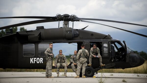 Američki vojnici 38. konjičkog puka, deo mirovne misije NATO-a na Kosmetu, KFOR, stoje pored helikoptera Blek houk u blizini Đakova - Sputnik Srbija