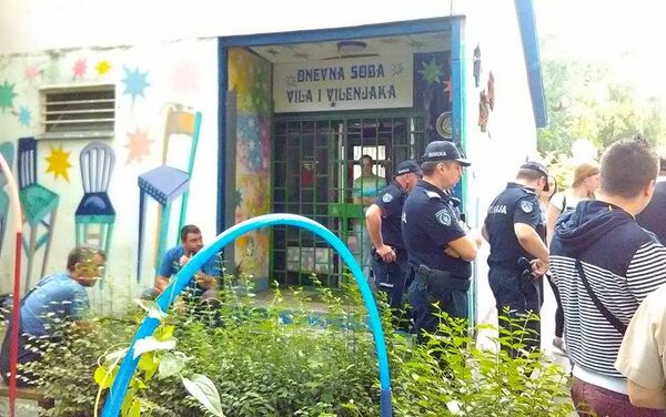 Лидија Терек током једног од покушаја њеног исељења из бараке Месне заједнице, која, како каже, две године касније, није приведена намени. - Sputnik Србија