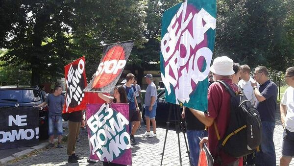 Aktivisti organizacije Krov nad glavom protestuju zbog izbacivanja ljudi na ulicu iz jedinog doma koji imaju. - Sputnik Srbija