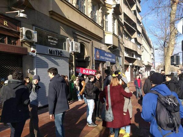 Булевар краља Александра — активисти у одбрани јединог дома породице Маурер. - Sputnik Србија