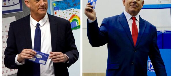 Бењамин Нетанијаху и Бени Гац гласају на изборима Бењамин Нетанијаху и Бени Гац гласају на изборима - Sputnik Србија