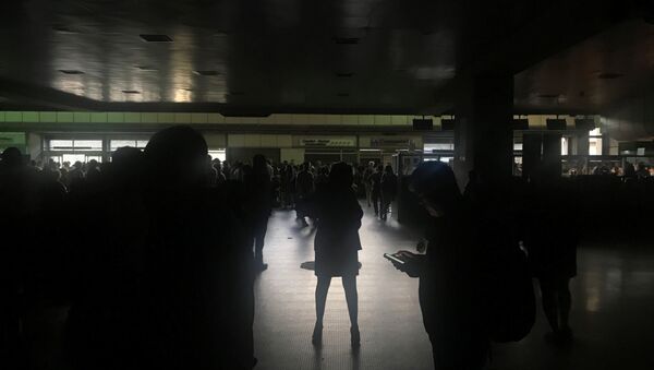Putnici na aerodromu Simon Bolivar u Karakasu tokom nestanka struje - Sputnik Srbija
