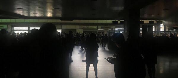 Путници на аеродрому Симон Боливар у Каракасу током нестанка струје - Sputnik Србија