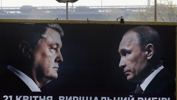 Bilbord sa likom predsednika Ukrajine Petra Porošenka i predsednika Rusije Vladimira Putina na predizbornom plakatu u Kijevu - Sputnik Srbija