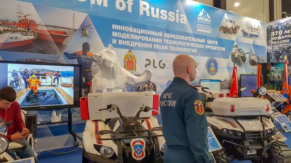 На овом штанду Министарства за ванредне ситуације представљена су два „снегохода“ (моторне санке) и два квадроцикла - Sputnik Србија