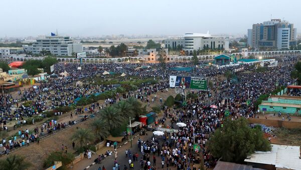 Demonstranti u Sudanu na protestu u Hartumu zahtevaju ostavku predsednika Omara Bašira - Sputnik Srbija