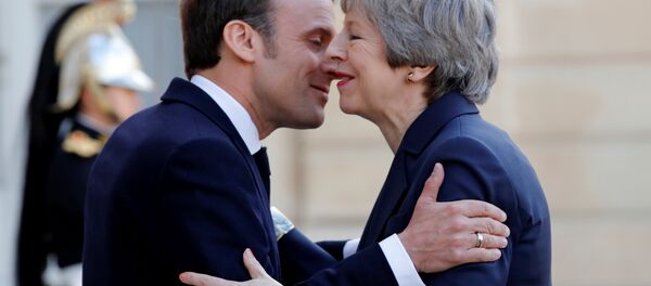 Emanuel Makron i Tereza Mej Emanuel Makron i Tereza Mej - Sputnik Srbija