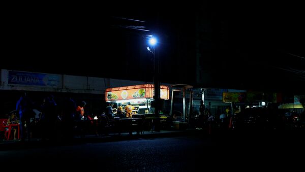 Улични продавци хране користе генераторе за струју током нестанка струје у Венецуели - Sputnik Србија