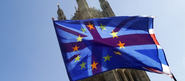 Zastave Velike Britanije i Evropske unije ispred zgrade britanskog parlamenta u Londonu Zastave Velike Britanije i Evropske unije ispred zgrade britanskog parlamenta u Londonu - Sputnik Srbija