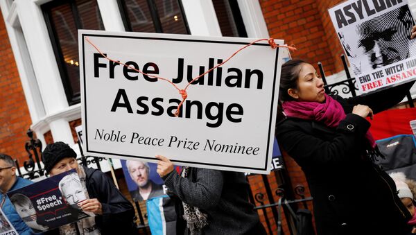 Protest ispred ambasade Ekvadora u Londonu gde je boravio osnivač Vikiliksa Džulejen Asanž, 5. aprila 2019. - Sputnik Srbija