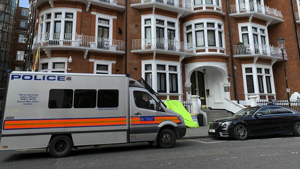Policijska vozila ispred zgrade ambasade Ekvadora u Londonu - Sputnik Srbija