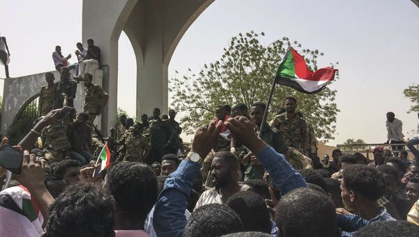 Суданци прослављају свргавање председника Омара Башира у Картуму - Sputnik Србија