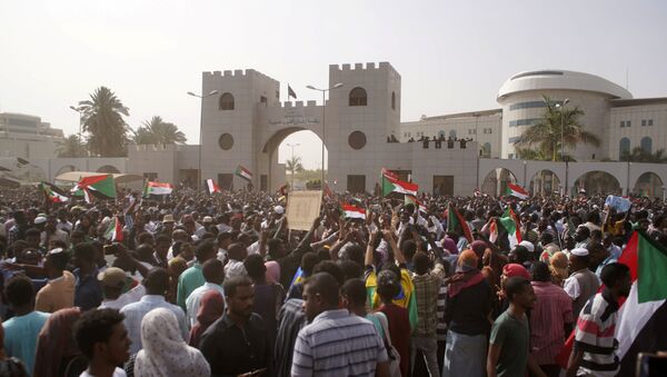 Демонстранти на протесту против председника Судана Омара Башира у Картуму - Sputnik Србија