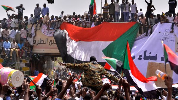 Demonstranti u Sudanu nose na rukama pripadnika vojske - Sputnik Srbija