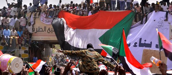 Демонстранти у Судану носе на рукама припадника војске - Sputnik Србија