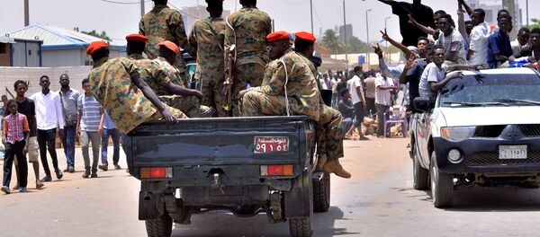 Demonstranti u Sudanu pozdravljaju pripadnike vojske - Sputnik Srbija