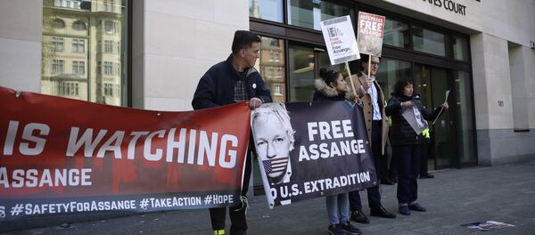Demonstranti protiv Asanžovog hapšenja - Sputnik Srbija