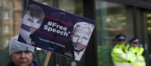 Демонтстрант против Асанжовог хапшења - Sputnik Србија