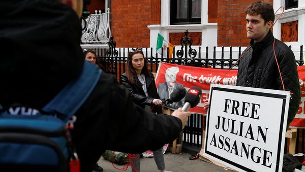 Protest ispred Ambasade Ekvadora u Londonu zbog hapšenja osnivača Vikiliksa Džulijana Asanža - Sputnik Srbija