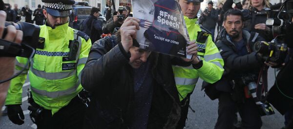 Полиција хапси демонстранта испред испред Краљевског суда у Лондону који протестује због хапшења оснивача Викиликса Џулијана Асанжа Полиција хапси демонстранта испред испред Краљевског суда у Лондону који протестује због хапшења оснивача Викиликса Џулијана Асанжа - Sputnik Србија
