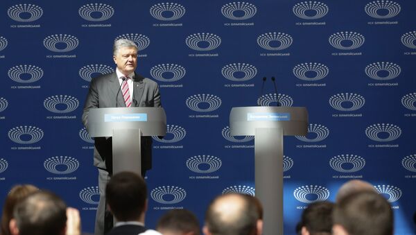 Predsednik Ukrajine Petro Porošenko sam na debatama - Sputnik Srbija
