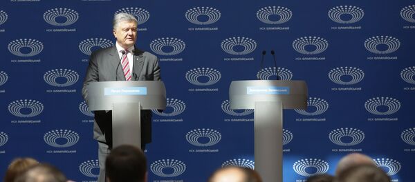 Председник Украјине Петро Порошенко сам на дебатама - Sputnik Србија