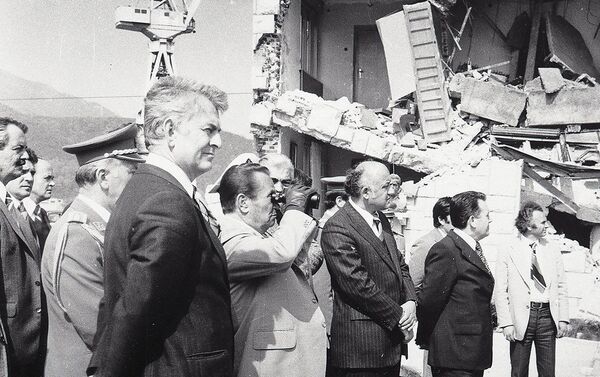 Josip Broz Tito posmatra ruševine posle zemljotresa u Crnoj Gori 1979. godine. - Sputnik Srbija