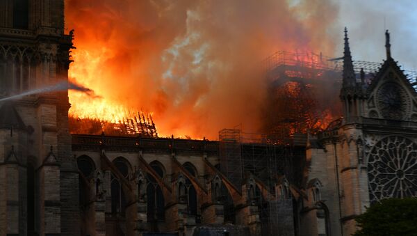 Notre-Dame de Paris en flammes - Sputnik Србија