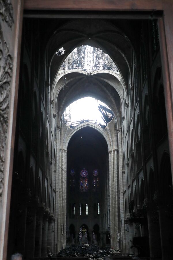 Унутрашњост катедрале Нотр Дам Унутрашњост катедрале Нотр Дам - Sputnik Србија