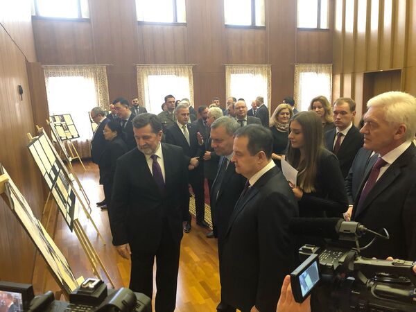Ивица Дачић, Славенко Терзић и Јуриј Борисов са званицама на изложби Ивица Дачић, Славенко Терзић и Јуриј Борисов са званицама на изложби - Sputnik Србија