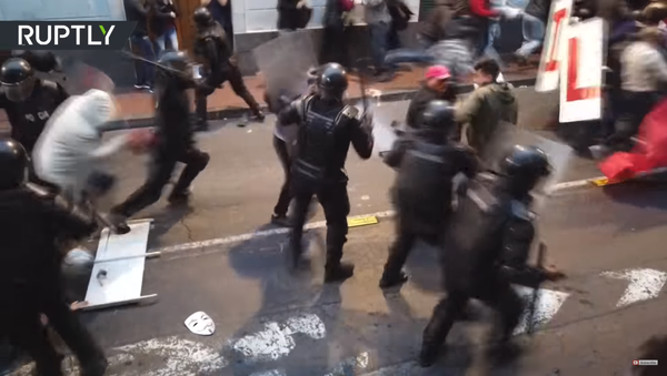 Brutalan obračun sa pristalicama Asanža u Ekvadoru (video) - Sputnik Srbija