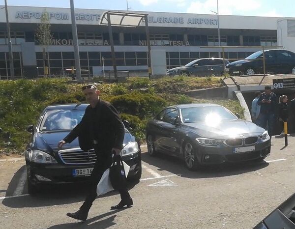 Slobodan Bulatović nosi urnu sa posmrtnim ostacima Mirjane Marković u crnoj torbi. - Sputnik Srbija