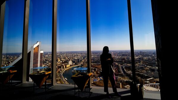 Посетительница смотровой площадки PANORAMA360, расположенной на 89-м этаже башни Федерации международного делового центра Москва-Сити - Sputnik Србија