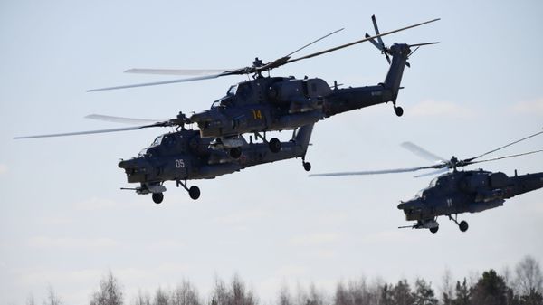 Ударные вертолеты Ми-28Н Ночной охотник над аэродромом Кубинка во время репетиции воздушной части парада Победы - Sputnik Србија