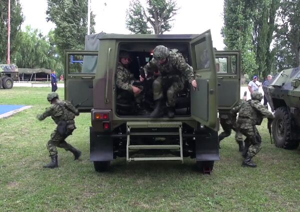 Ново теренско возило „Застава НТВ“ представља вишенаменско функционално возило максималне носивости 7,5 тона Ново теренско возило „Застава НТВ“ представља вишенаменско функционално возило максималне носивости 7,5 тона - Sputnik Србија