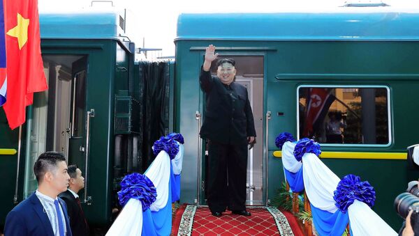 Kim Džong Un ispred svog specijalnog oklopnog voza - Sputnik Srbija