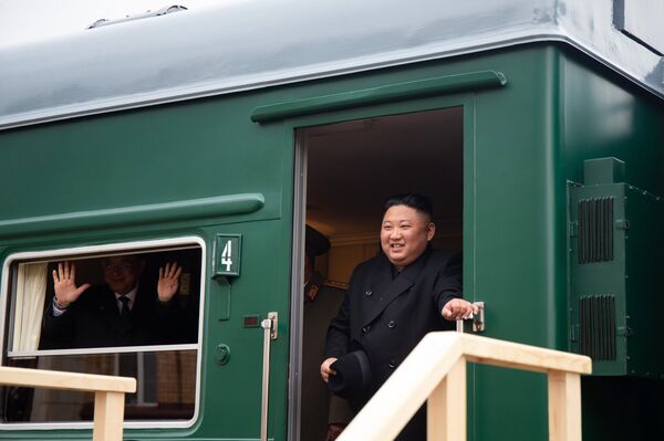 Severnokorejski lider Kim Džong Un izlazi iz svog specijalnog oklopnog voza - Sputnik Srbija