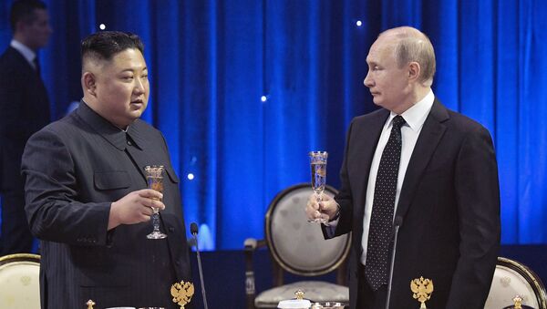 Vladimir Putin i Kim Džong Un - Sputnik Srbija