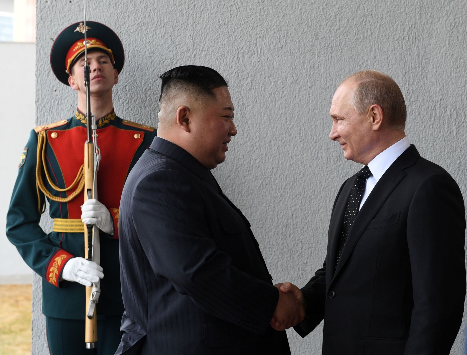Lider KNDR Kim Čen Ыn i prezident Rossii Vladimir Putin vo vremя vstreči v kampuse DVFU vo Vladivostoke - Sputnik Srbija, 1920, 04.08.2026