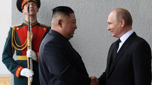 Lider KNDR Kim Čen Ыn i prezident Rossii Vladimir Putin vo vremя vstreči v kampuse DVFU vo Vladivostoke - Sputnik Srbija