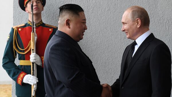 Лидер КНДР Ким Чен Ын и президент России Владимир Путин во время встречи в кампусе ДВФУ во Владивостоке - Sputnik Србија