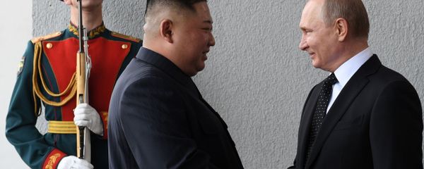 Ruski predsednik Vladimir Putin i severnokorejski lider Kim Džong Un u Vladivostoku - Sputnik Srbija